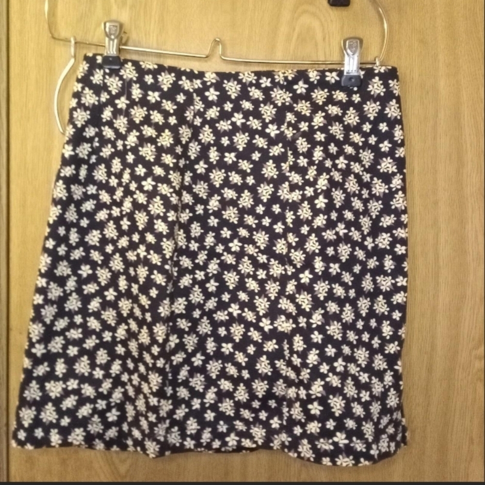 Aeropostale Skirt Adorable XS Daisy Notched Hem Casual Cotton Blend Black White